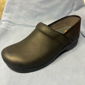 Dansko Men’s Pro XP Burnished Nubuck Black Leather Clogs